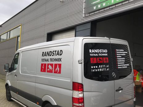 Bedrijfsbus van @randstadtotaaltechniek voorzien van autobelettering!