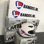 Motorrijschool Bandos voorzien van stickers op helmen en borden.